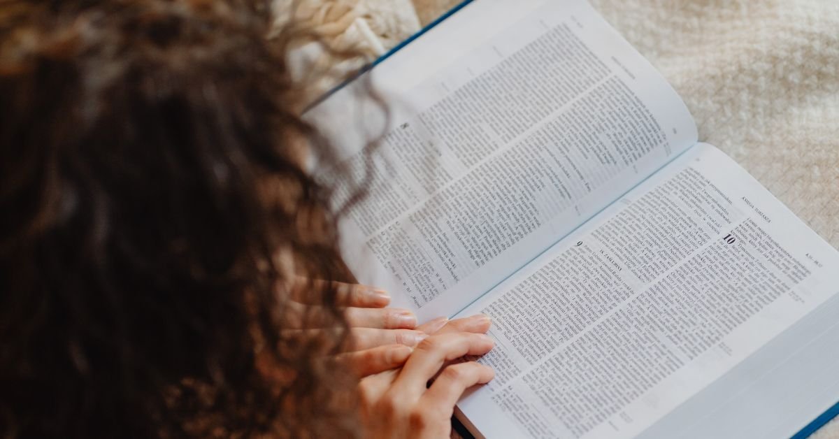 How to Build a Cozy Reading Nook in a Small Apartment reading nook design for small apartments